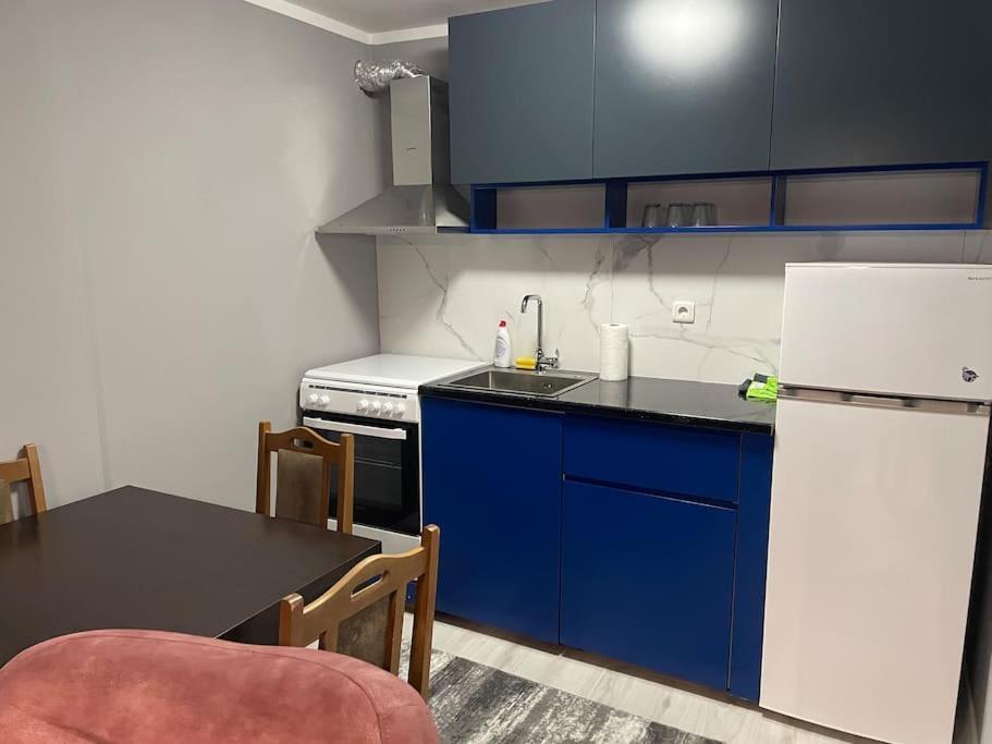 Sunny Prishtina Apartment Пристина Екстериор снимка